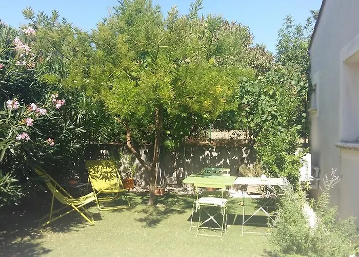 Au Bon Penequet לינה וארוחת בוקר 4*